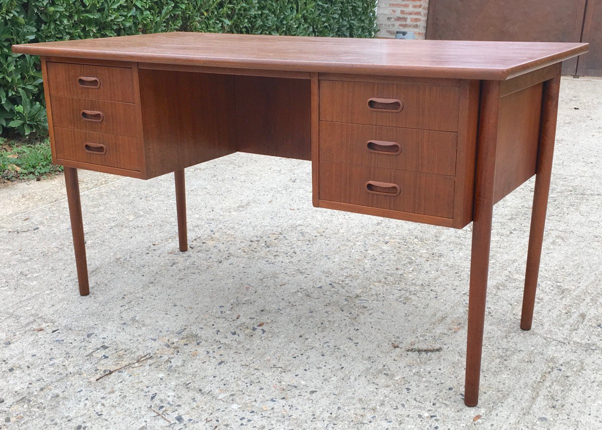 Vintage Scandinavian Mid Century Desk In Rosewood Veneer. Denmark 1960s - 1970s.