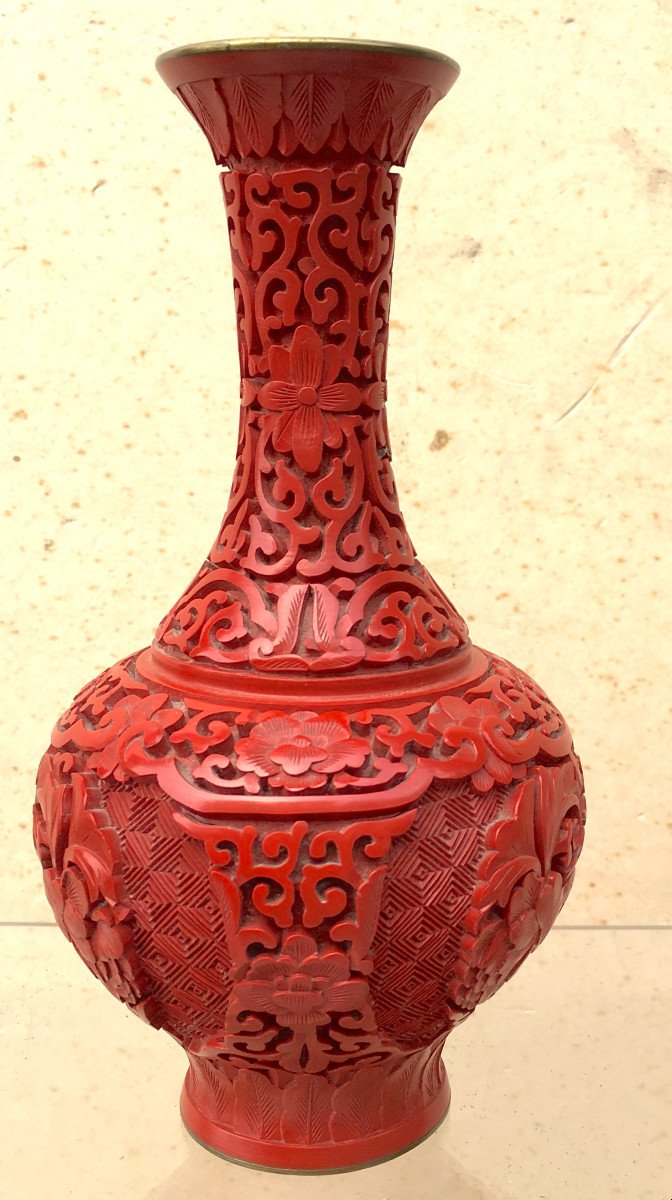 Petit Vase En Laque De Cinabre Sur Laiton émaillé Bleu. Chine Deuxième Moitié Du XXe Siècle. 