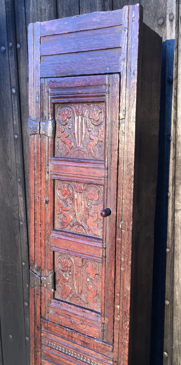 Etroit meuble de boiserie à deux portes en chêne sculptées. Anvers, Flandres. XVIIe siècle.-photo-1