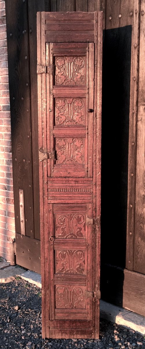 Etroit meuble de boiserie à deux portes en chêne sculptées. Anvers, Flandres. XVIIe siècle.