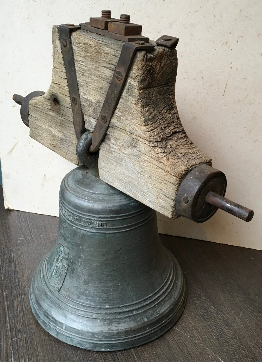 Cloche Bronze Décors Et Marquages. Partie Supérieure En Bois Et Battant. Roanne XVIIIe Siècle.-photo-1