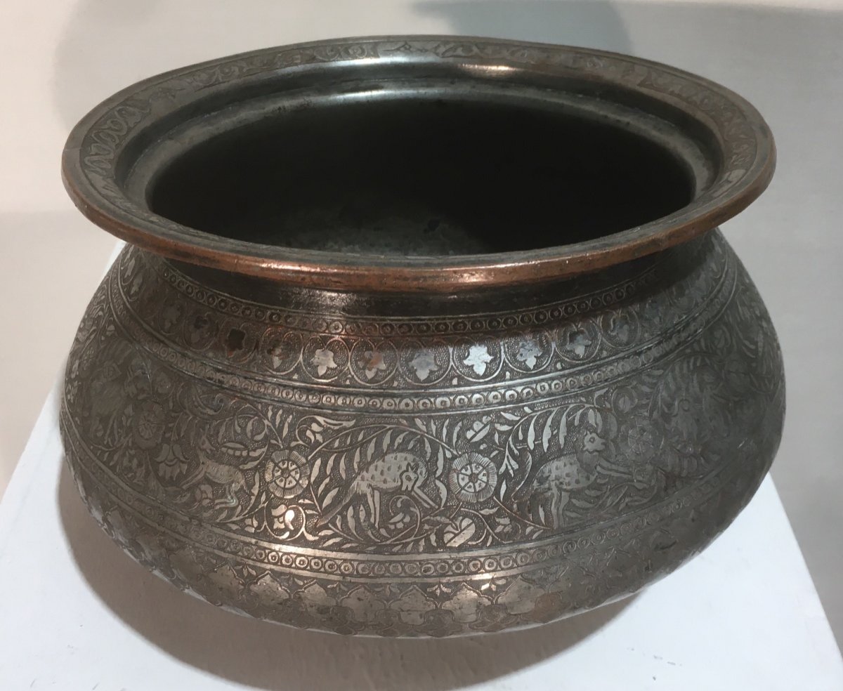 Tâs Basin In Hammered And Tinned Copper. Iran, Safavid 17th - 18th Century.