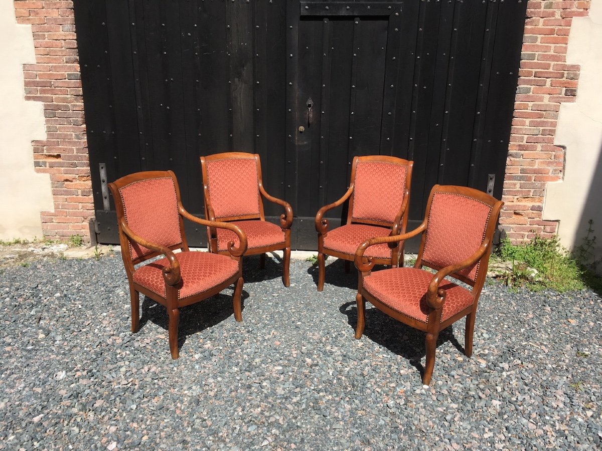 Suite De Quatre Fauteuils à Crosse En Noyer Restauration. France Début XIXe Siècle. -photo-1