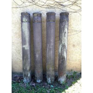 4 colonnes monolithiques avec chapiteaux en pierre de volvic. France, Auvergne, XVIIe siècle.