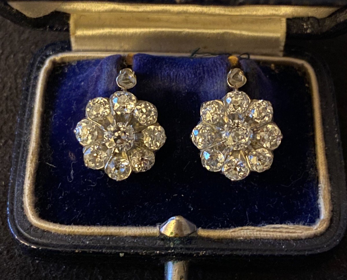 Antique Earrings In Gold And 2.50 Carats Of Diamonds