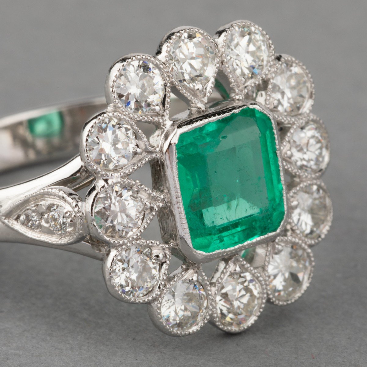 Old Ring In Platinum Diamonds And Emerald-photo-3