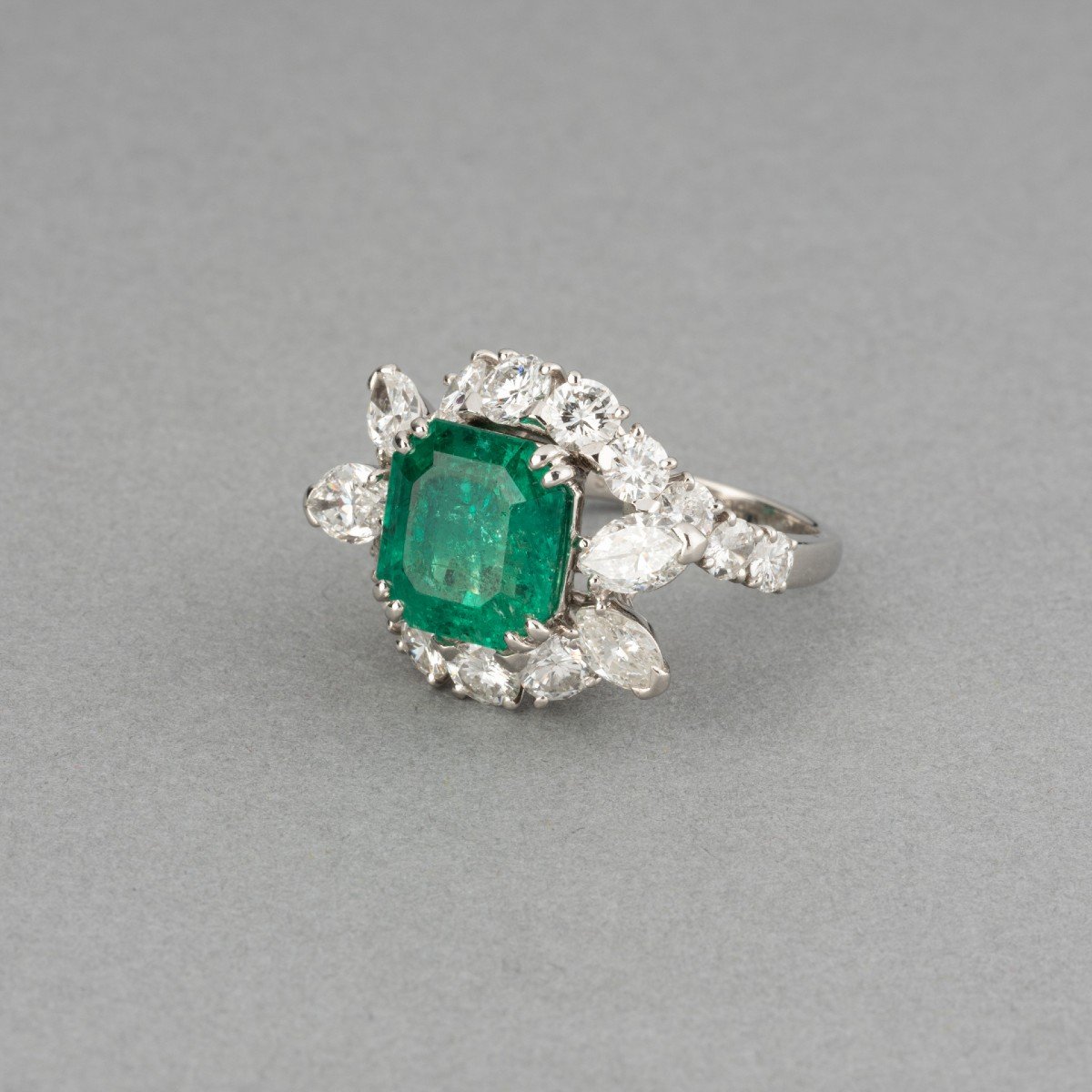 Vintage Mauboussin Ring Set In Diamonds And 4 Carat Emerald-photo-4