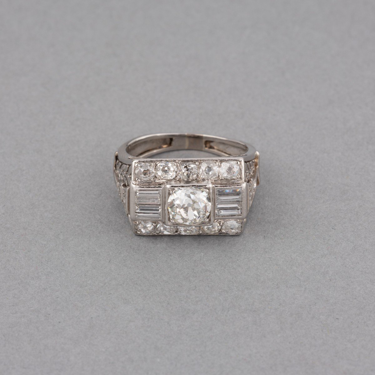 French Art Deco Ring In Platinum And 1.80 Carats Of Diamonds-photo-3