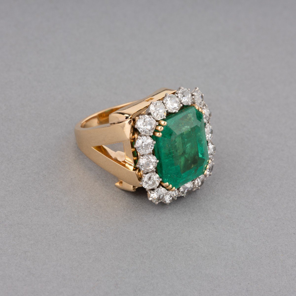 19-carat Diamond And Emerald Gold Ring And Pendant-photo-4