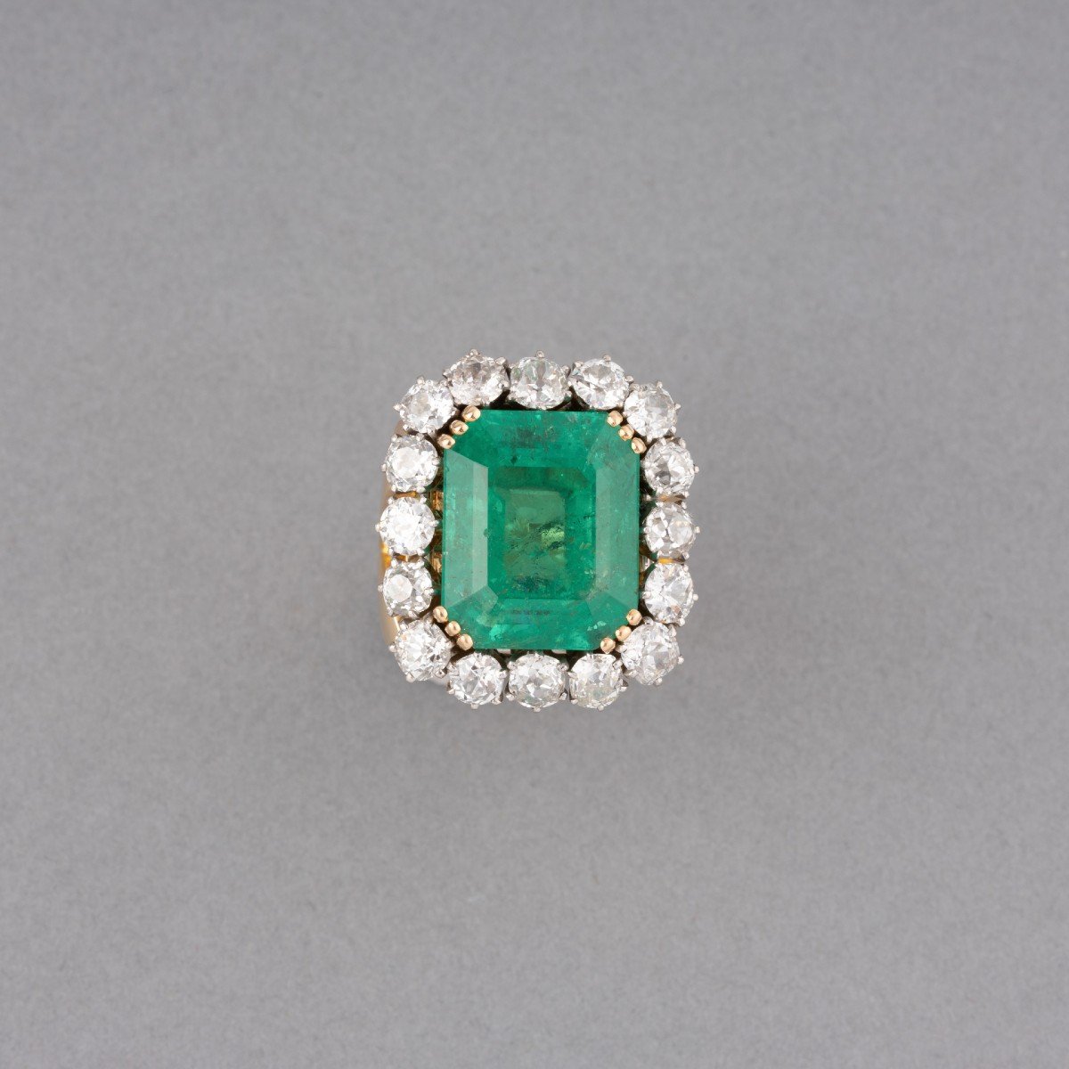 19-carat Diamond And Emerald Gold Ring And Pendant-photo-4