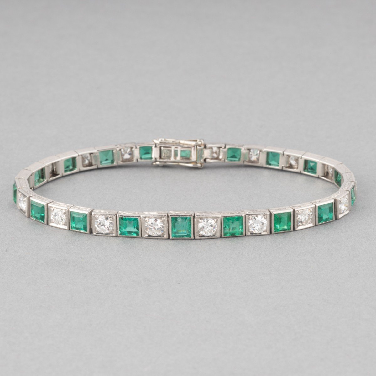 Bracelet Français Art Déco En  Platine Diamants Et Emeraudes