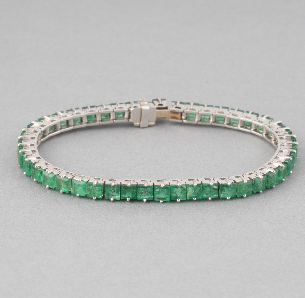 Vintage French Bracelet In Gold And 12 Carat Emeralds