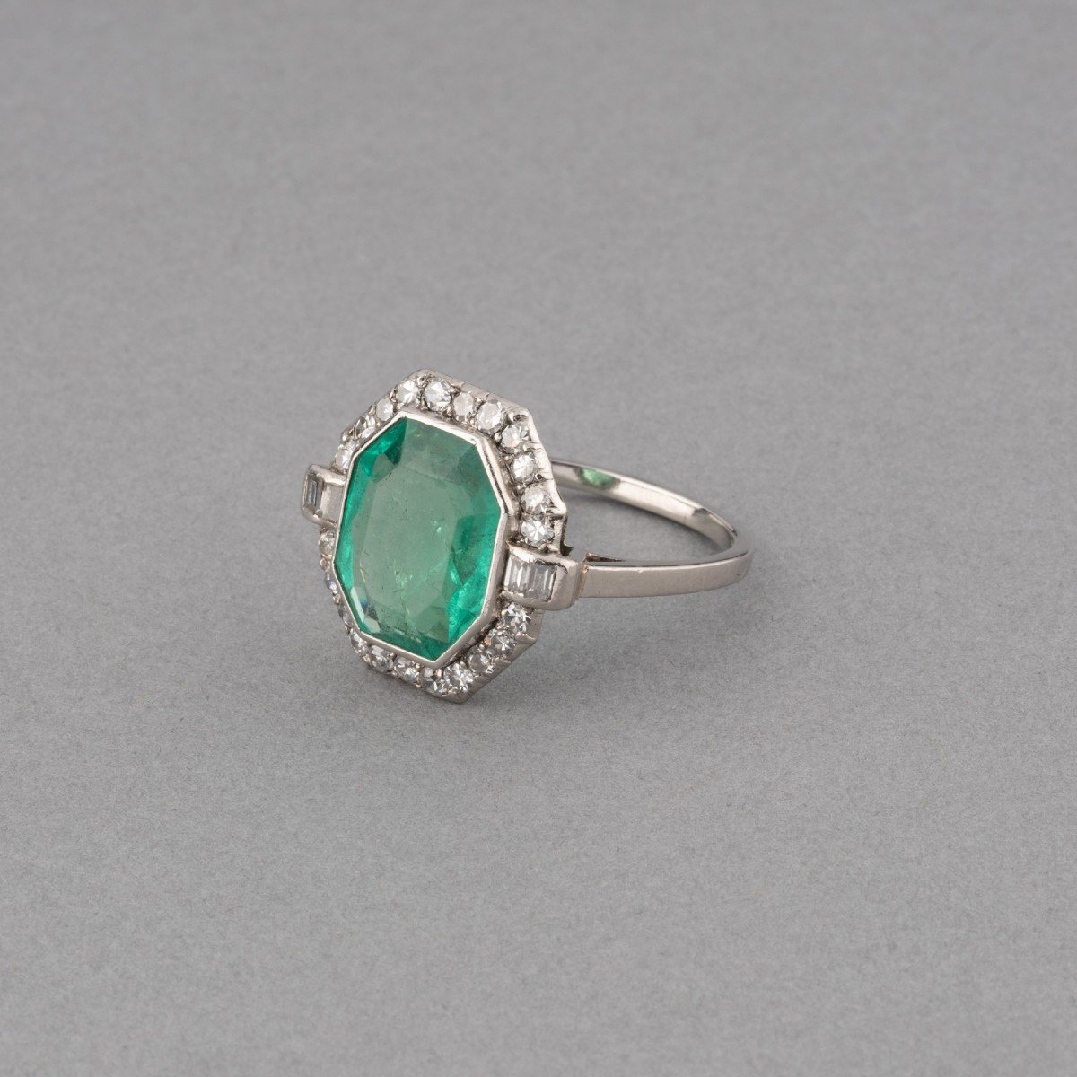 French Art Deco Ring In Platinum And Certified 5 Carat Colombian Emerald-photo-2