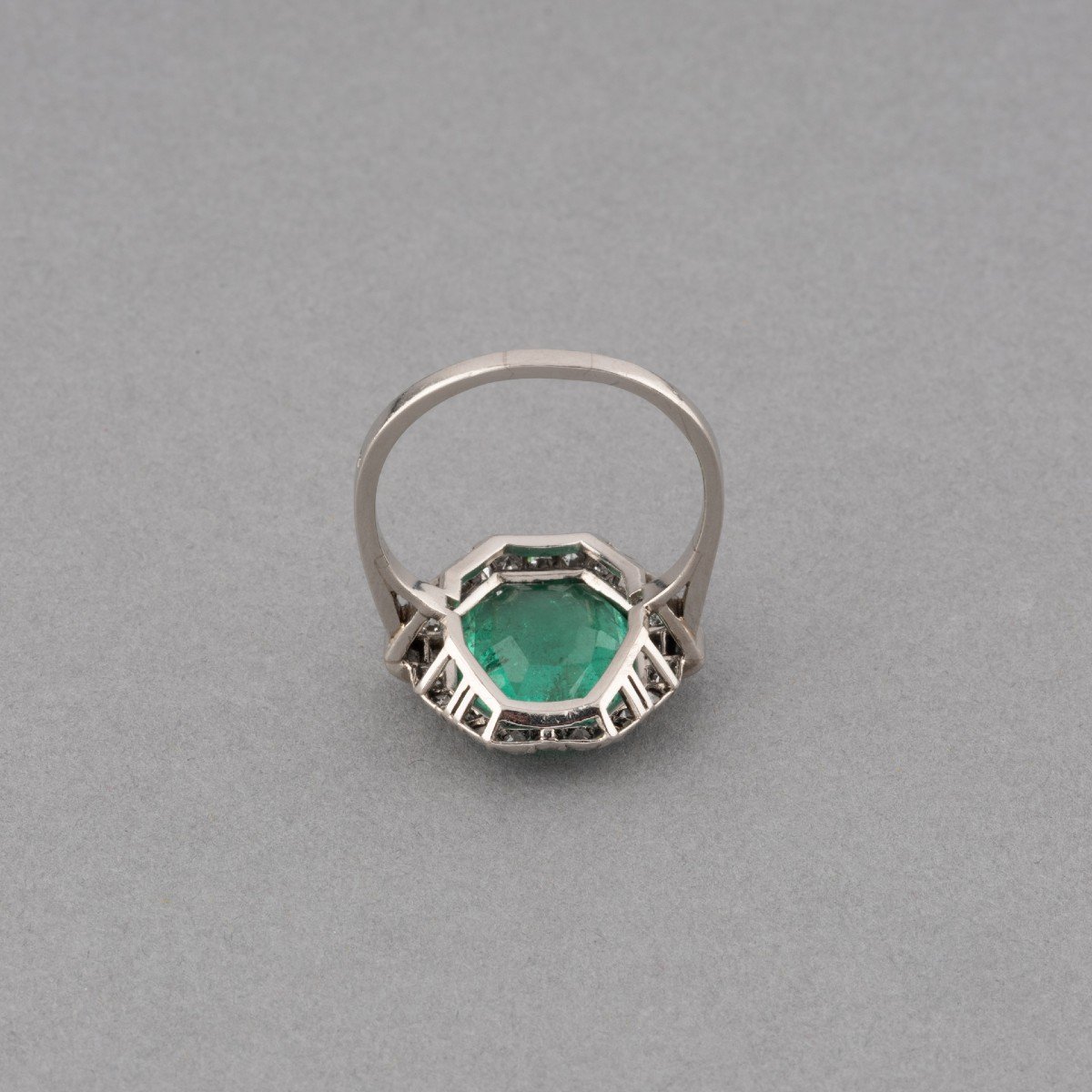 French Art Deco Ring In Platinum And Certified 5 Carat Colombian Emerald-photo-3