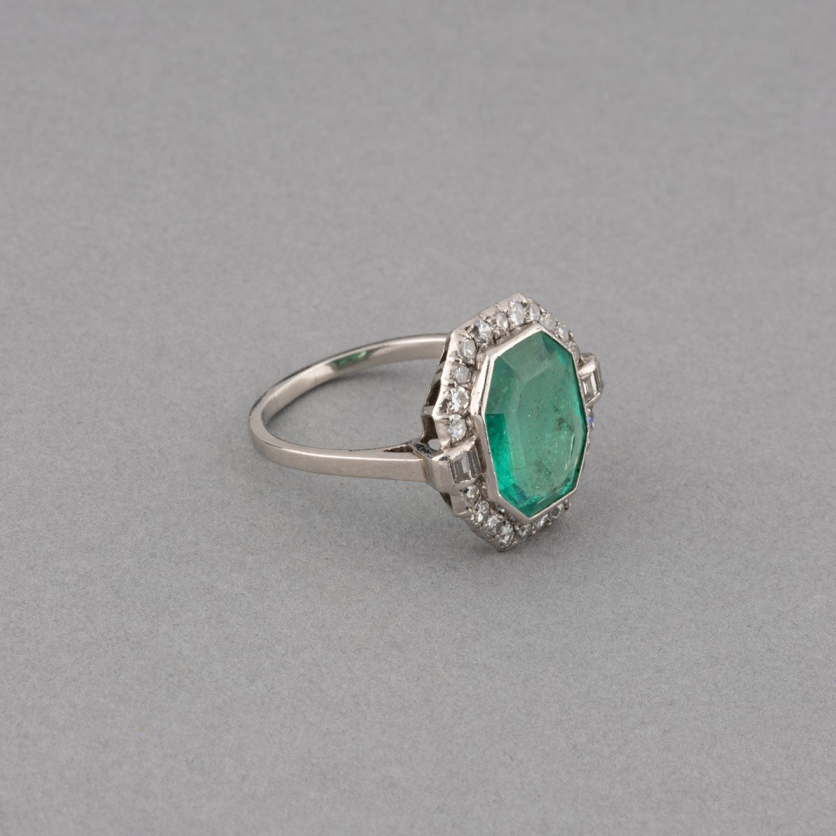 French Art Deco Ring In Platinum And Certified 5 Carat Colombian Emerald-photo-4