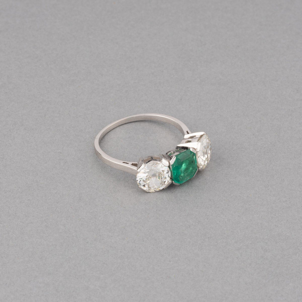 Antique French Art Deco Ring In Platinum Diamonds And Emerald-photo-4