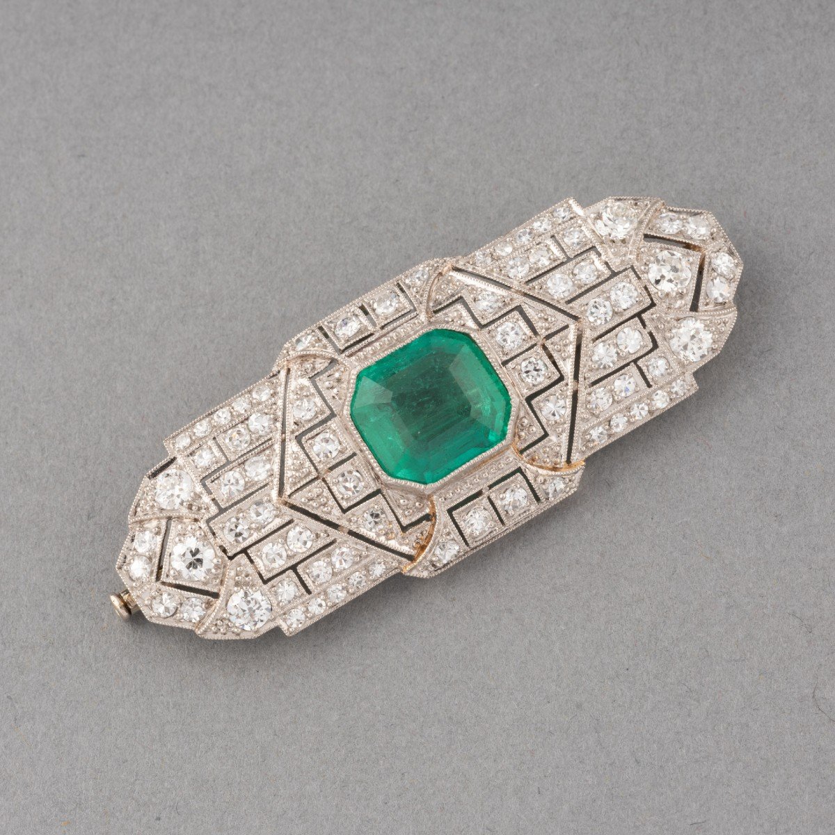 French Art Deco Brooch In Platinum With Diamonds And 3 Carat Emerald-photo-2