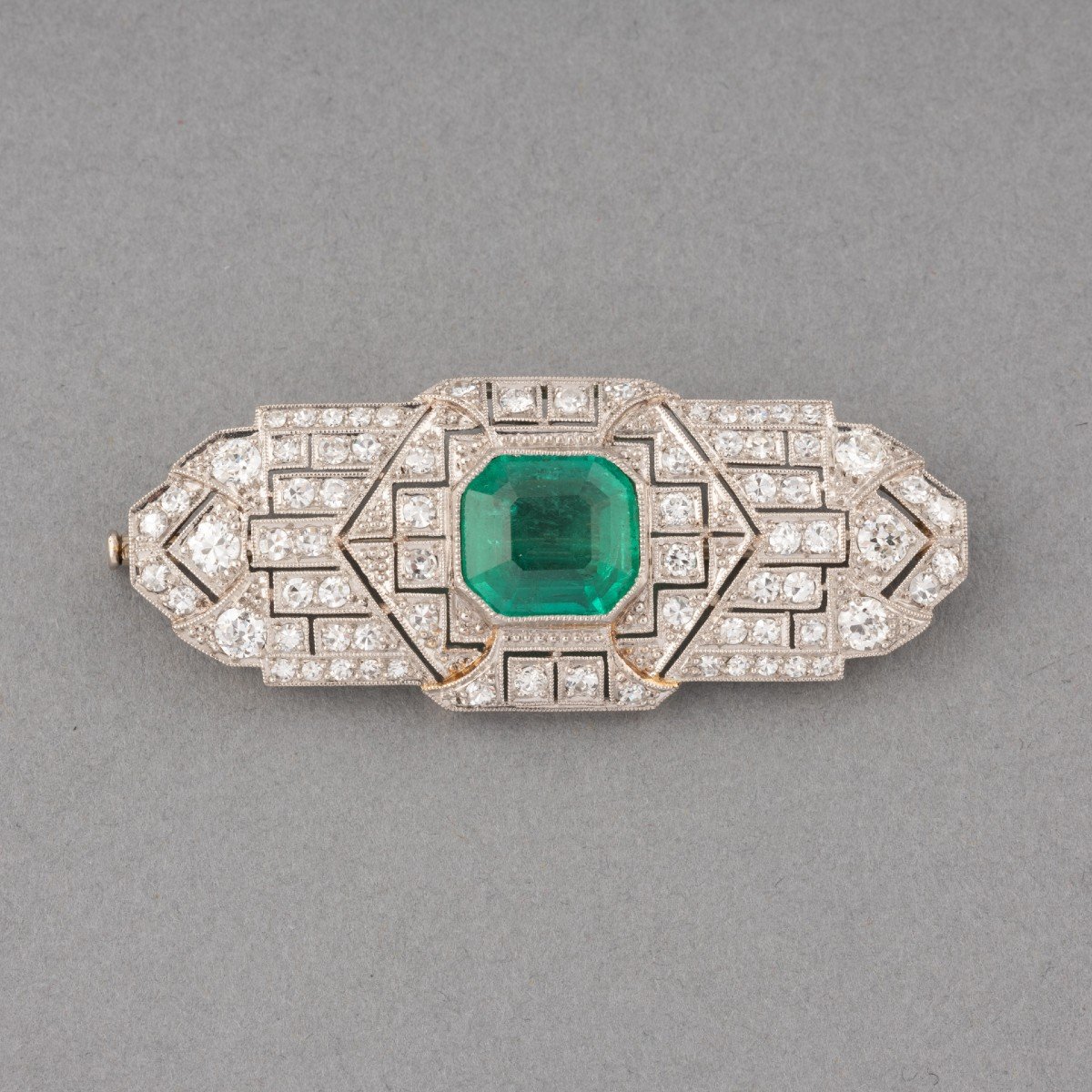 French Art Deco Brooch In Platinum With Diamonds And 3 Carat Emerald