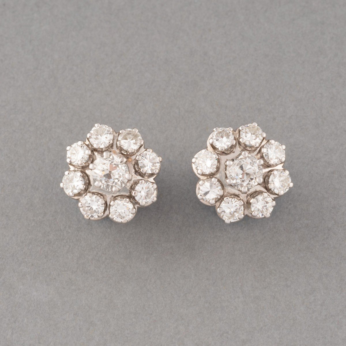 French Retro Earrings In Gold And 2.20 Carats Of Diamonds-photo-2