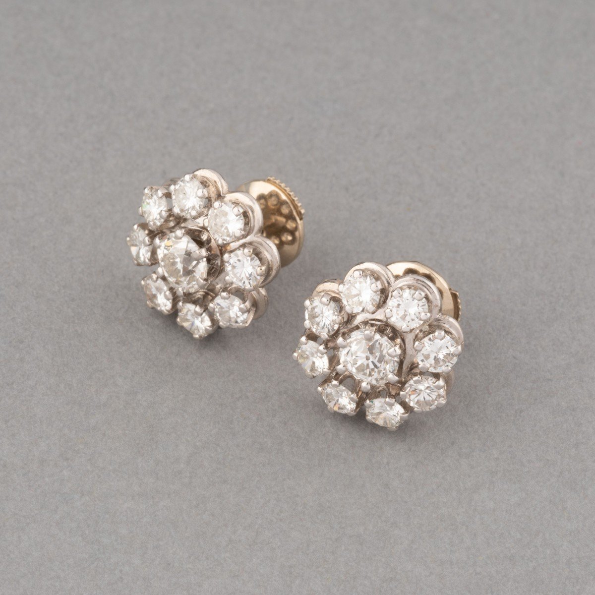 French Retro Earrings In Gold And 2.20 Carats Of Diamonds-photo-3