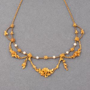 Old Necklace In Gold And Pearls