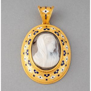 Old Italian Pendant In Gold Enamel And Agate Cameo