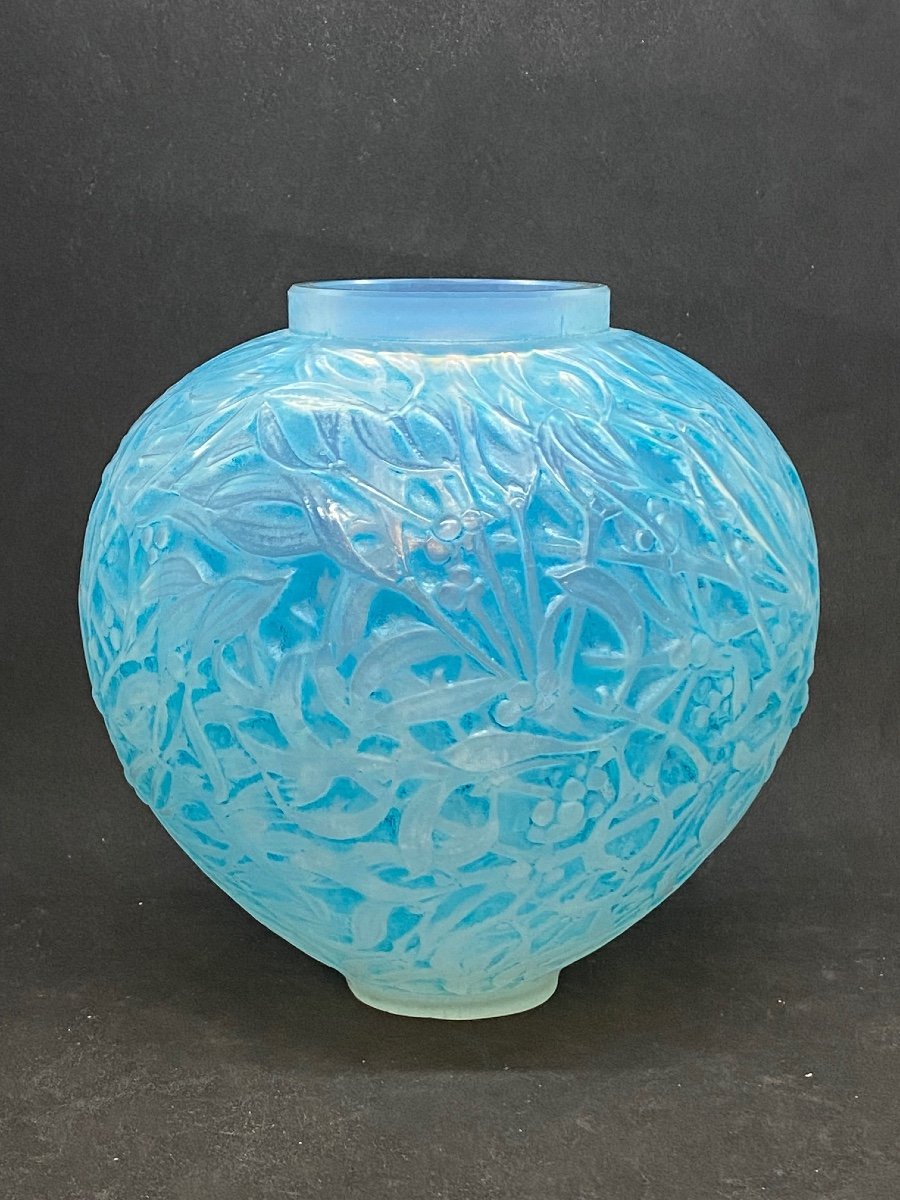 R.lalique Opalescent And Patinated Blue Mistletoe Vase-photo-3