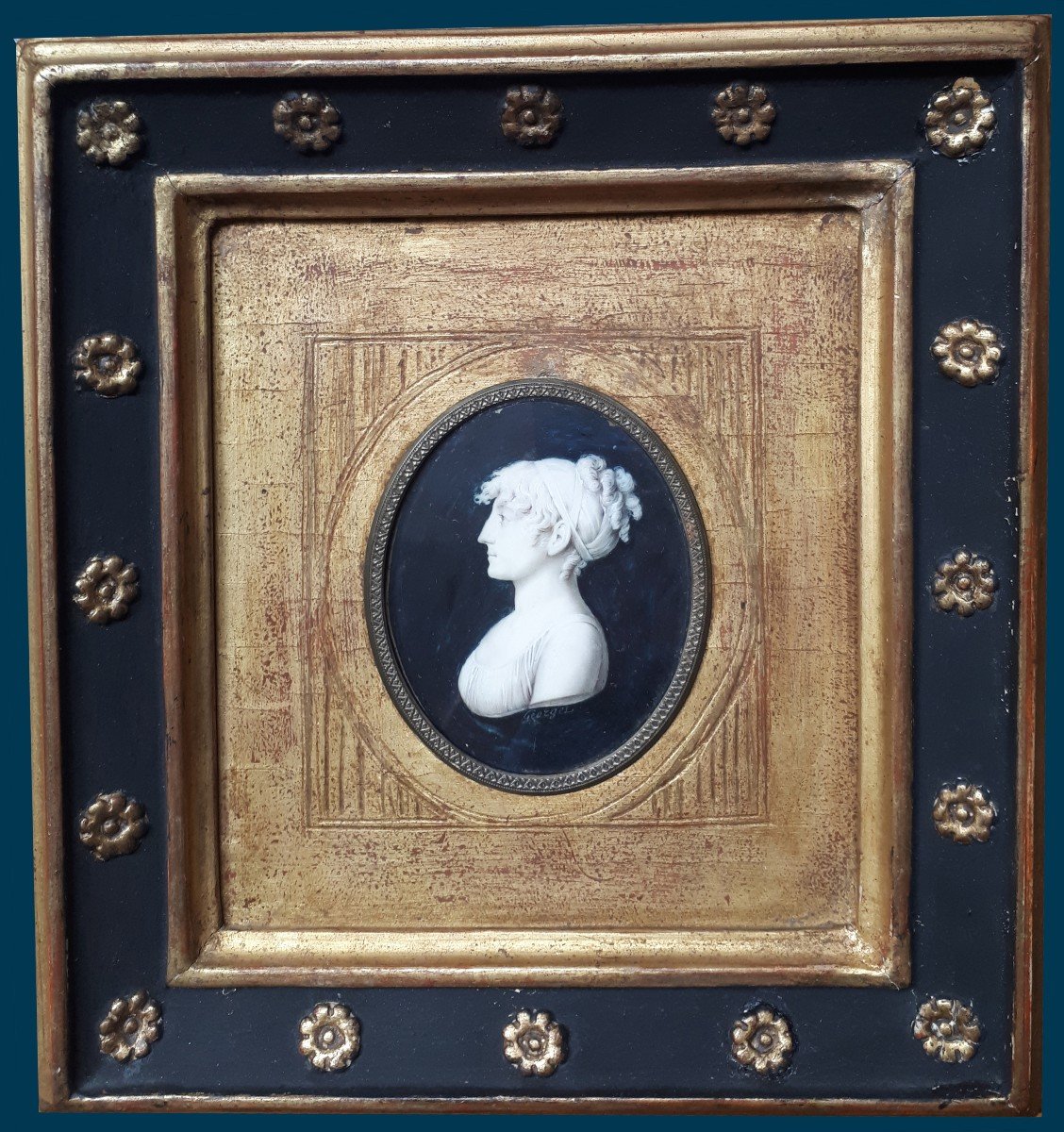 GEORGET Jean (1763-1823) Miniature "Profil de femme" en grisaille sur fond noir, Signé, Cadre