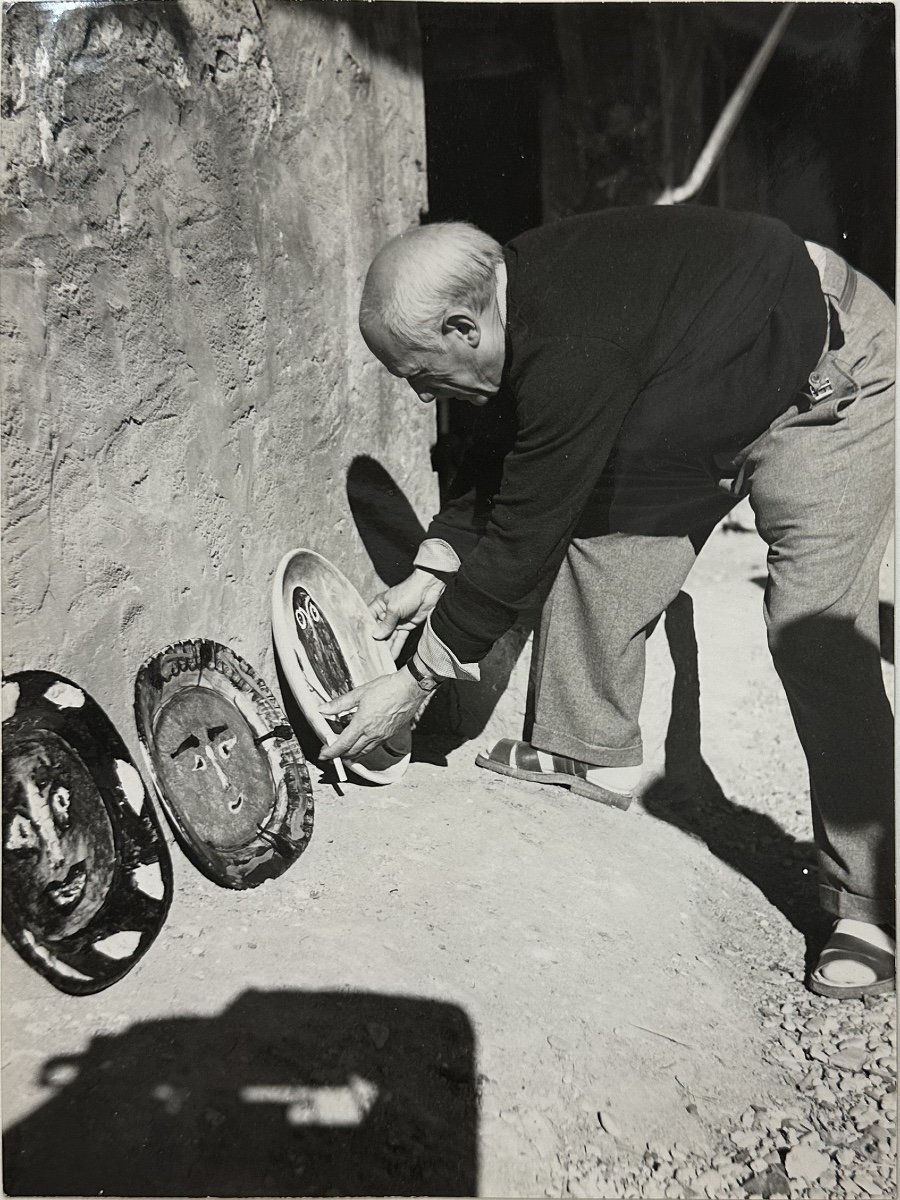 Pablo Picasso -  Contemplant Ses Céramiques, Vallauris - épreuve argentique - 1947-photo-2