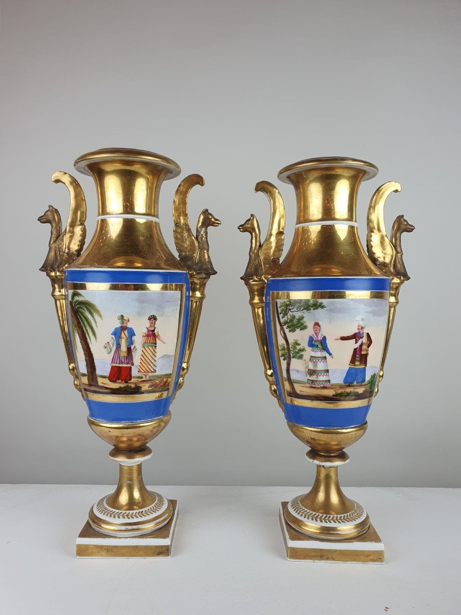 Paire De Vases Empire En Porcelaine Polychrome