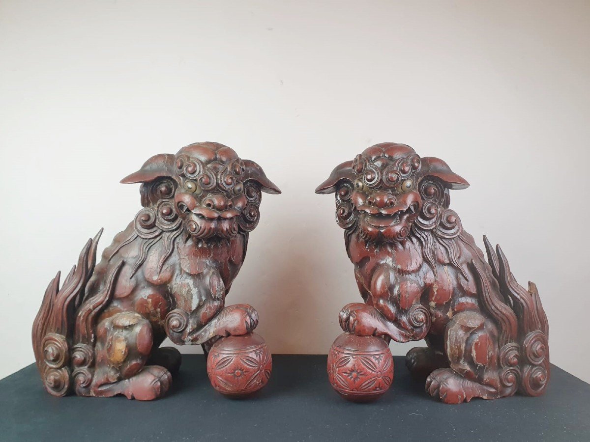 Paire De Chiens De Fô En Bois Laqué Rouge Finement Sculpté, Chine 19th