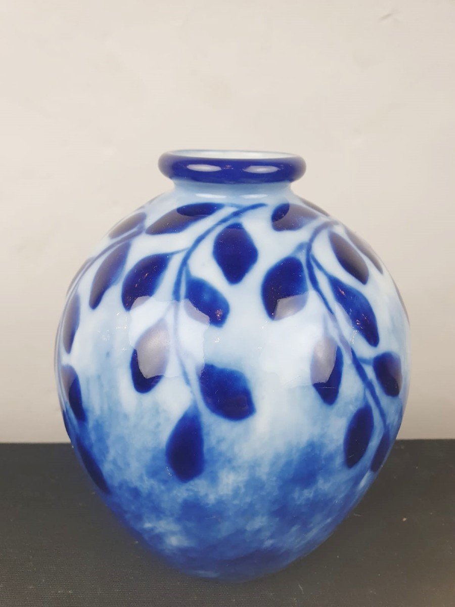 Tharaud Camille, Petit Vase En Faïence émaillée Bleu Et Blanche à Décor De Feuillage Stylisé