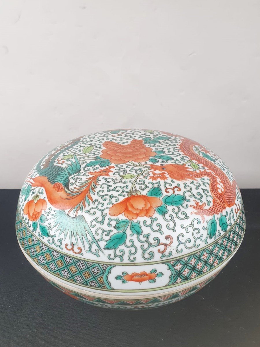 Grand Pot Couvert En Porcelaine Polychrome De Chine, Décor Aux Dragons, Début 20th