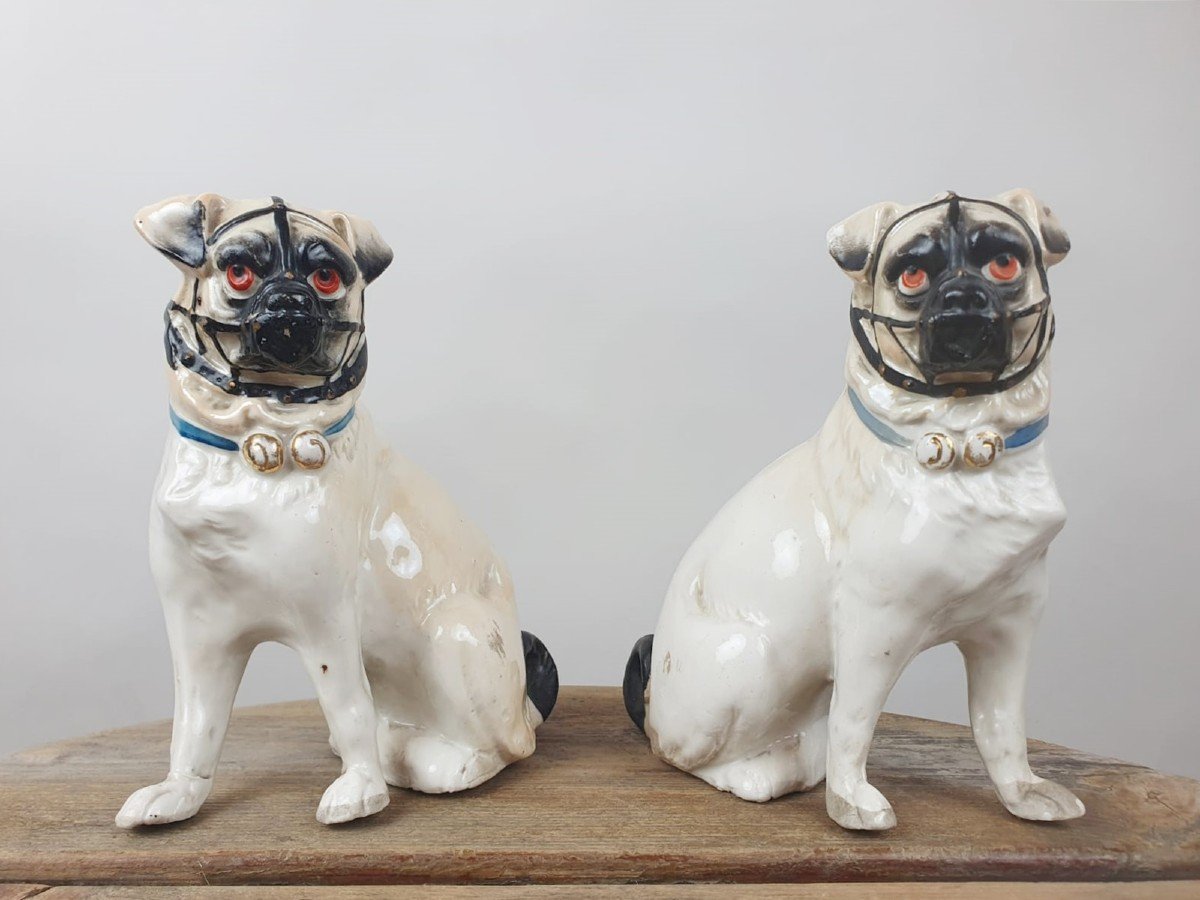 Couple De Carlins En Porcelaine Polychrome, Angleterre Fin 19th