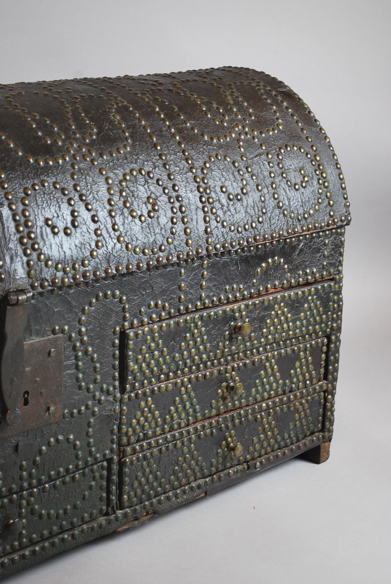 Studded Leather-wrapped Dome Chest, 18th-photo-2