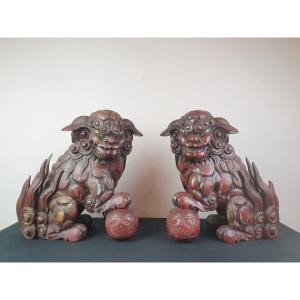 Paire De Chiens De Fô En Bois Laqué Rouge Finement Sculpté, Chine 19th