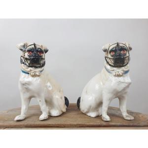 Couple De Carlins En Porcelaine Polychrome, Angleterre Fin 19th