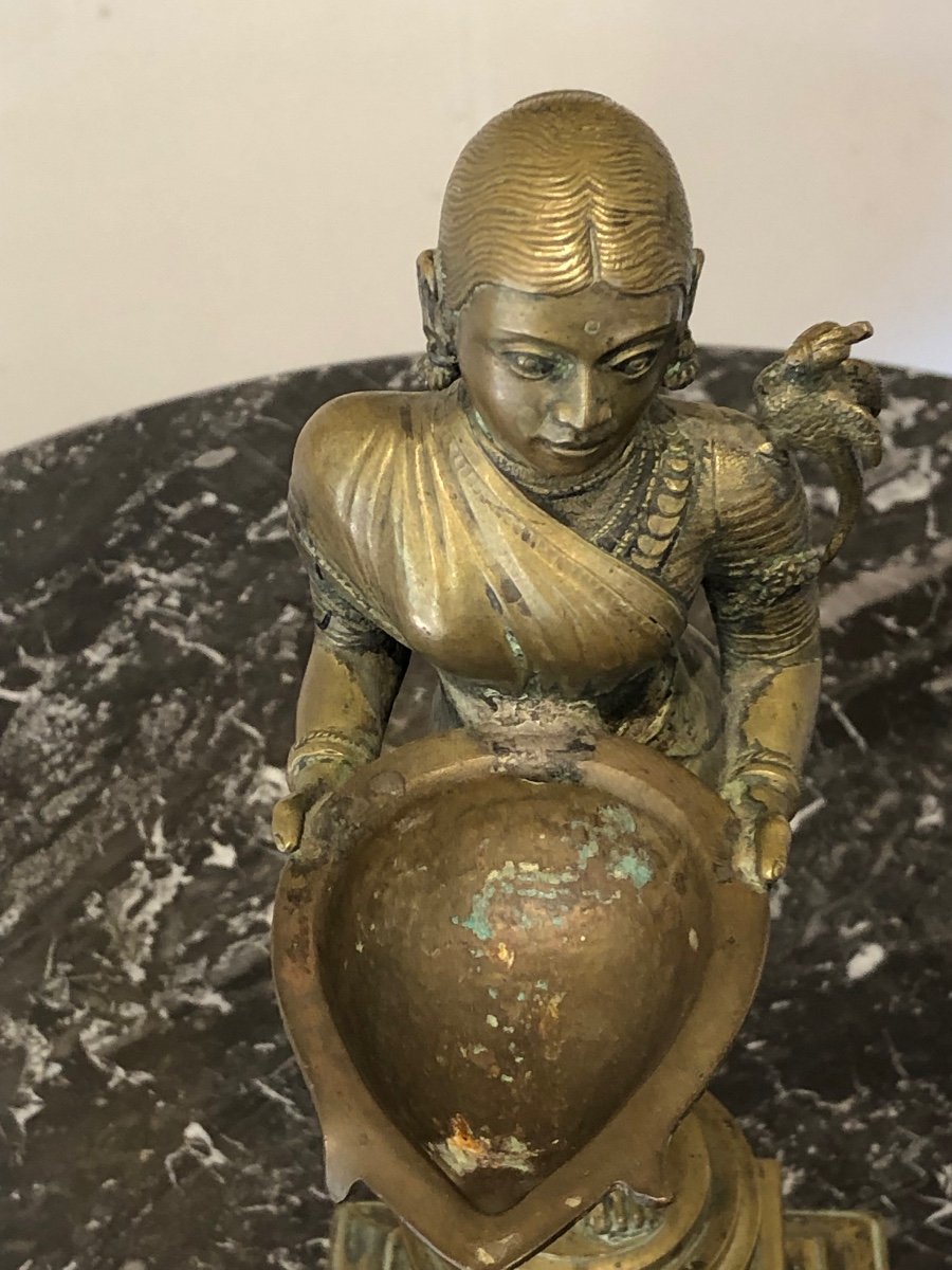 India XVIIIth “young Woman With Bird” Bronze-photo-5