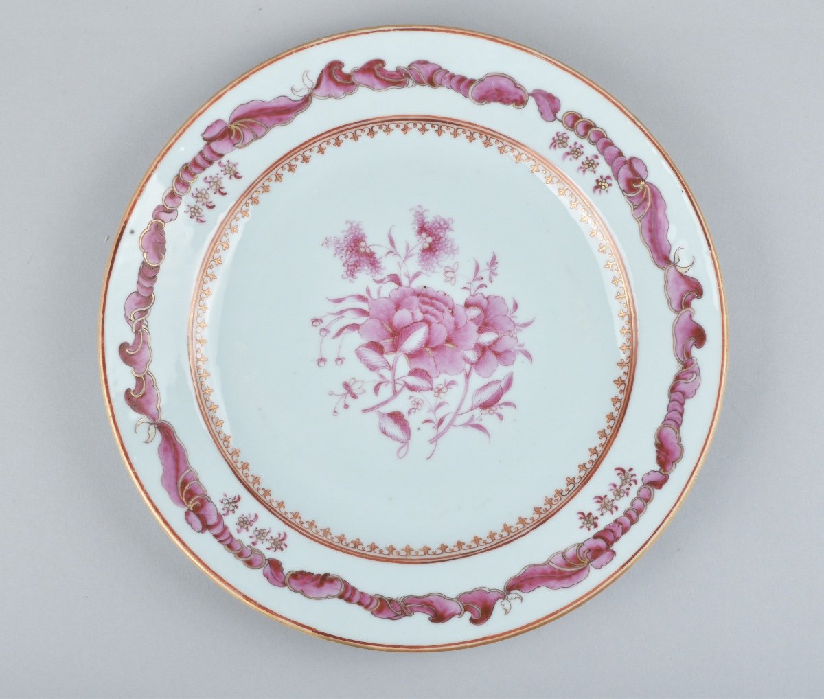 Four Chinese Famille Rose Rocaille And Scrolls Plates. Qianlong-photo-2