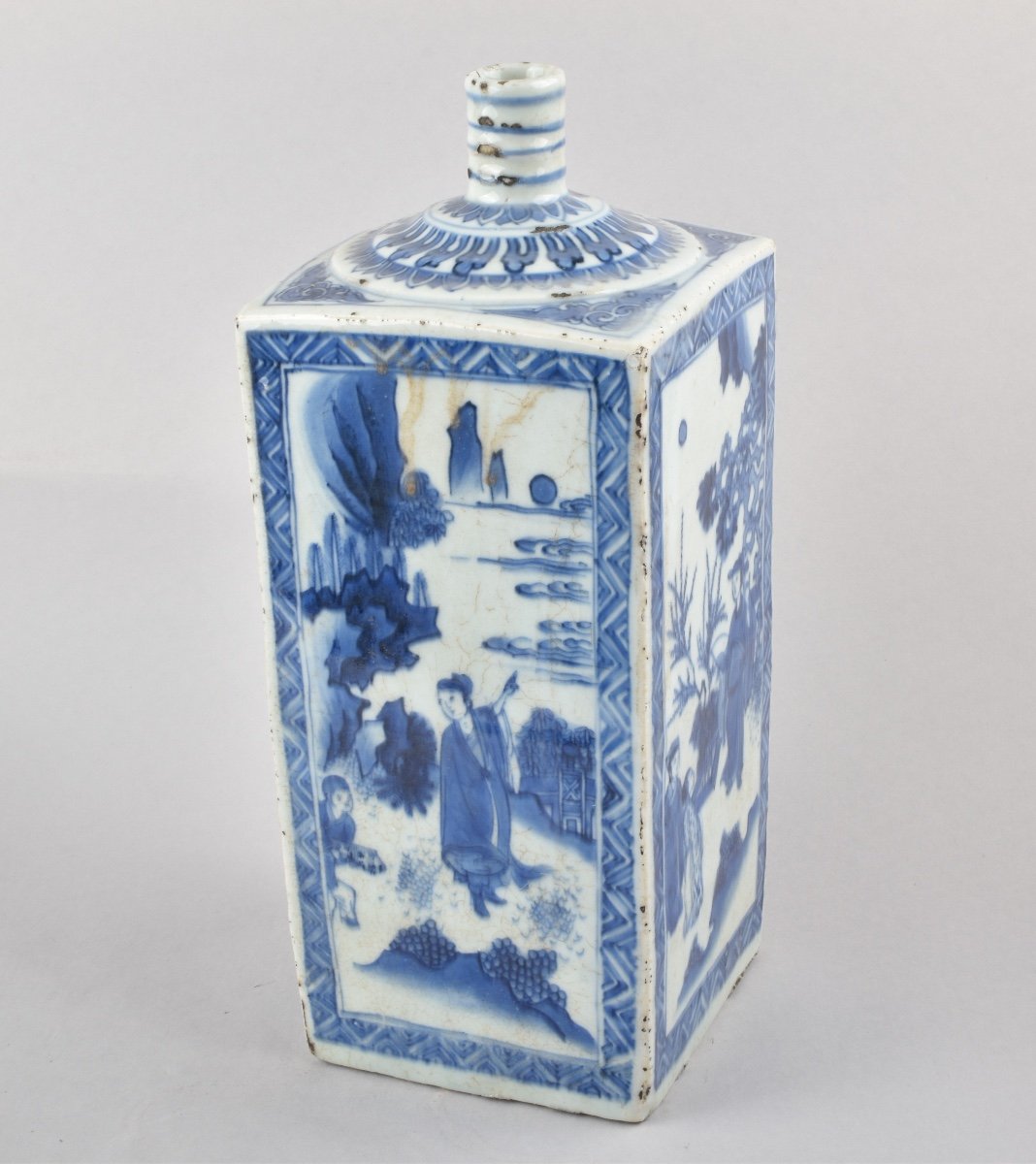 Bouteille Bleu Et Blanc à Décor De Personnages. Chine, Epoque Transition, Circa 1630/1640-photo-2