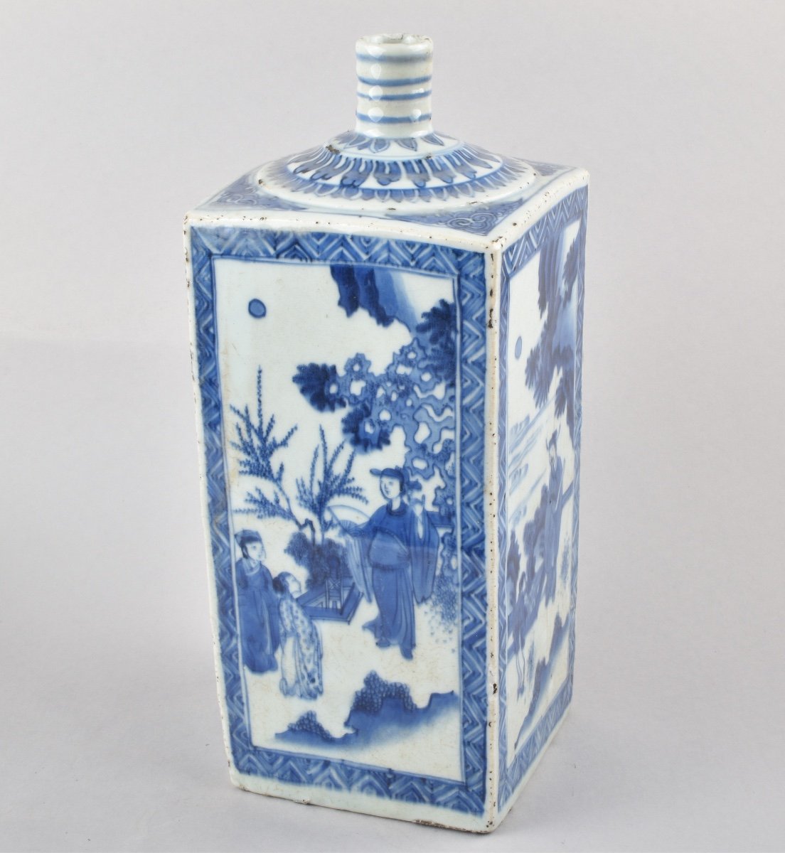 Bouteille Bleu Et Blanc à Décor De Personnages. Chine, Epoque Transition, Circa 1630/1640-photo-3