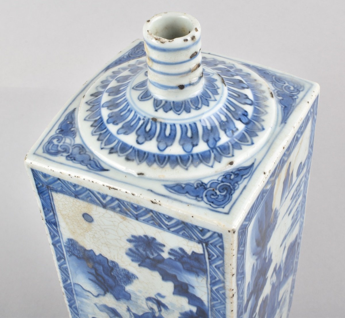 Bouteille Bleu Et Blanc à Décor De Personnages. Chine, Epoque Transition, Circa 1630/1640-photo-1