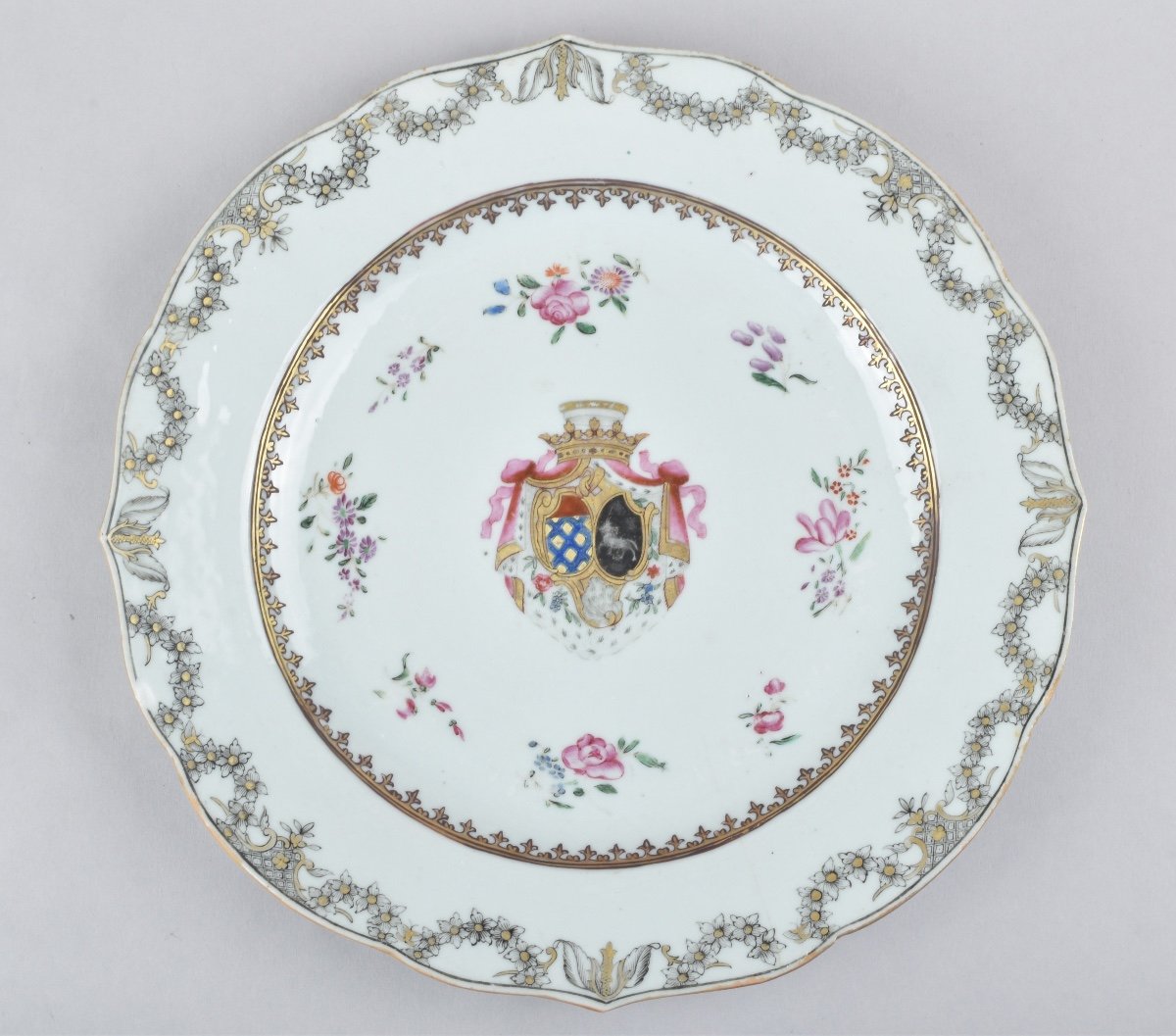 Cinq Assiettes en porcelaine de la Compagnie des Indes aux armes Des Farçy de Cuillé. Chine-photo-2