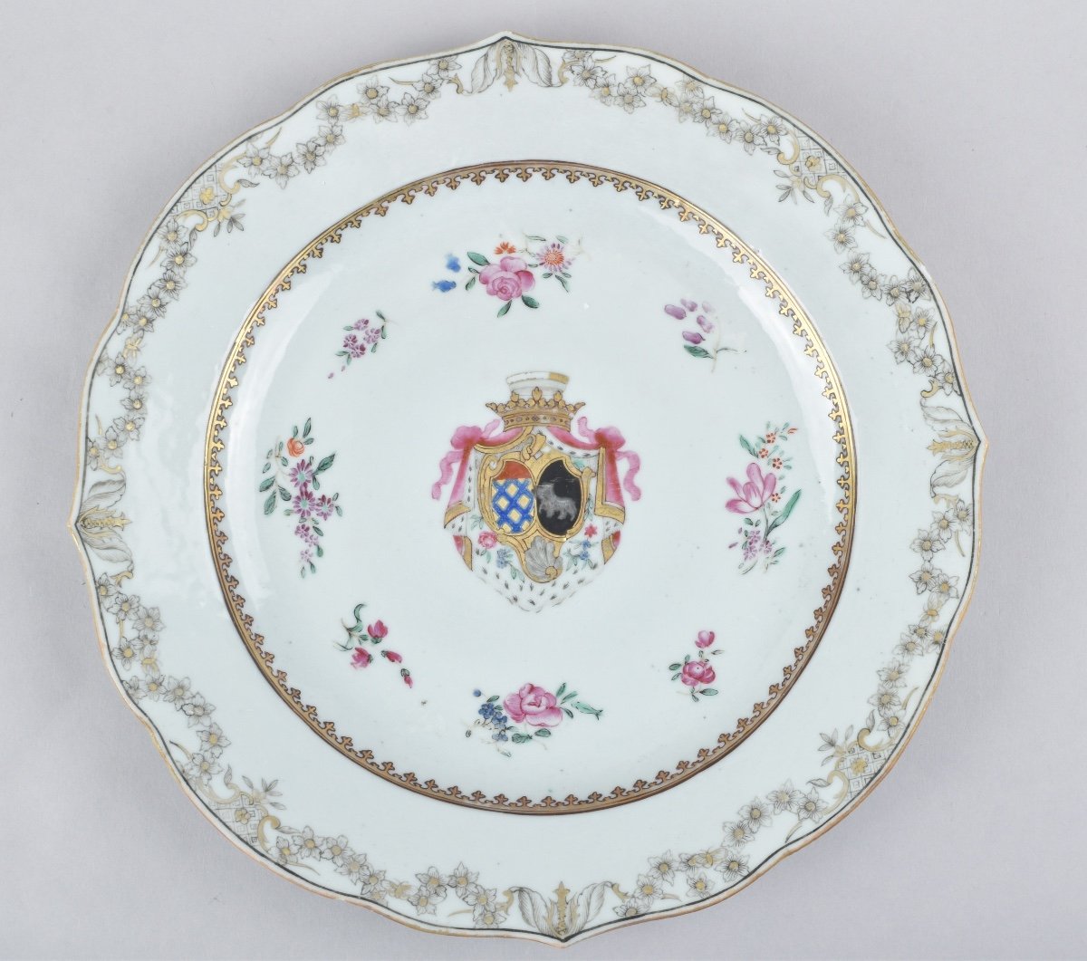 Cinq Assiettes en porcelaine de la Compagnie des Indes aux armes Des Farçy de Cuillé. Chine-photo-3