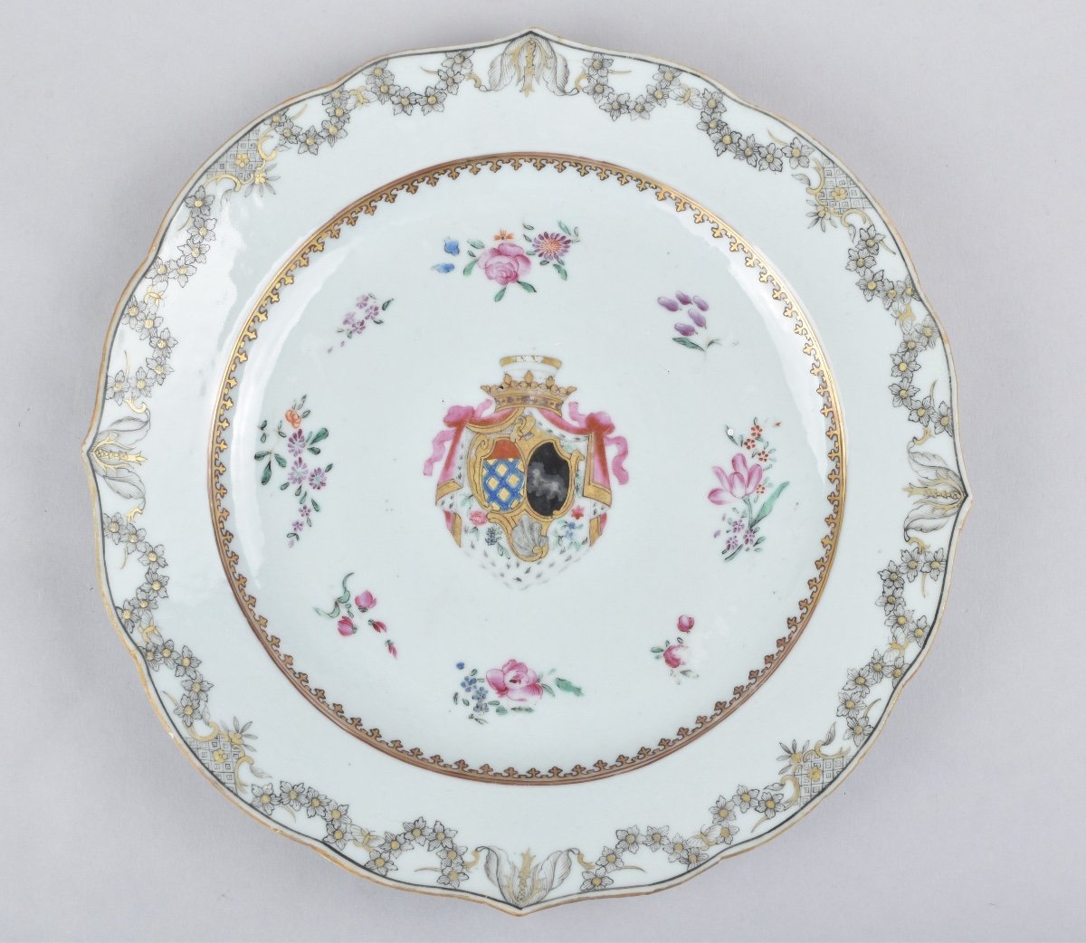 Cinq Assiettes en porcelaine de la Compagnie des Indes aux armes Des Farçy de Cuillé. Chine-photo-4