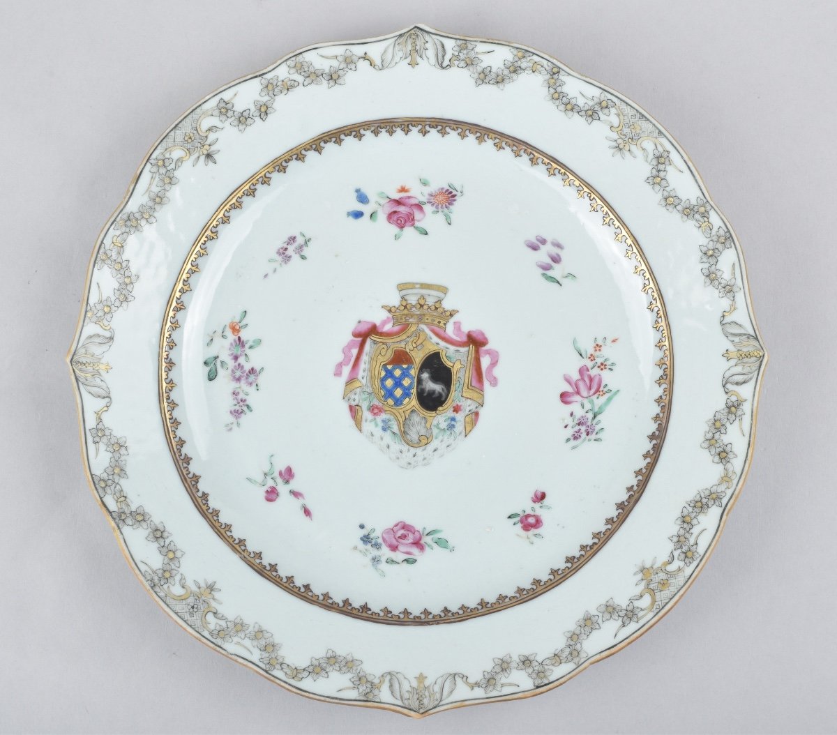 Cinq Assiettes en porcelaine de la Compagnie des Indes aux armes Des Farçy de Cuillé. Chine-photo-1