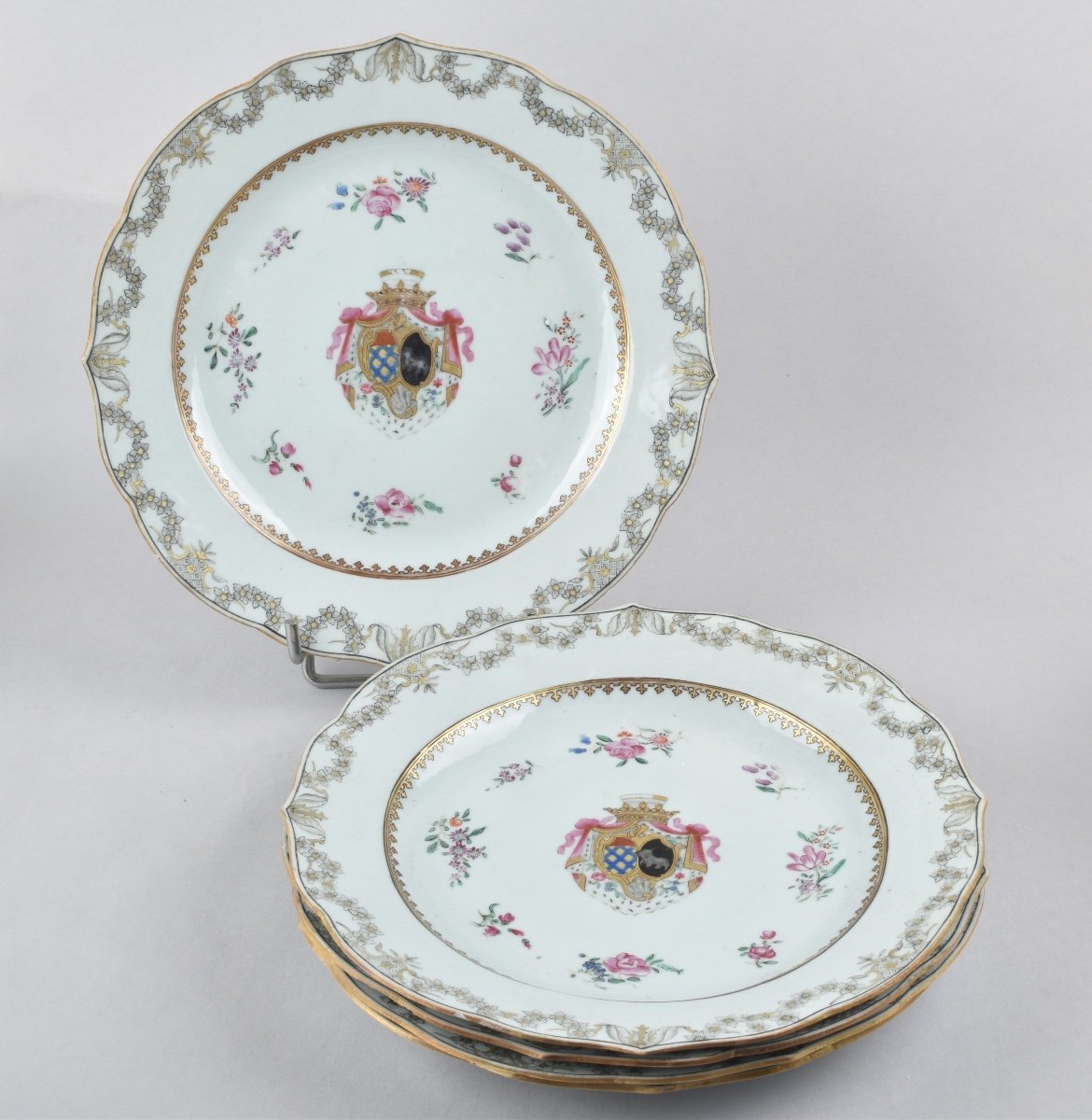 Cinq Assiettes en porcelaine de la Compagnie des Indes aux armes Des Farçy de Cuillé. Chine