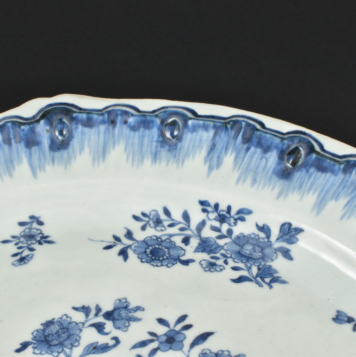 A Chinese Blue And White Rocaille Stand. Qianlong Period-photo-3