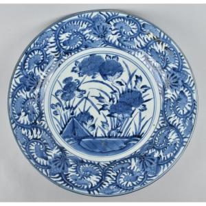 Très Grand Plat En Porcelaine Du Japon à Décor Bleu Et Blanc. Fin Du XVIIe Siècle