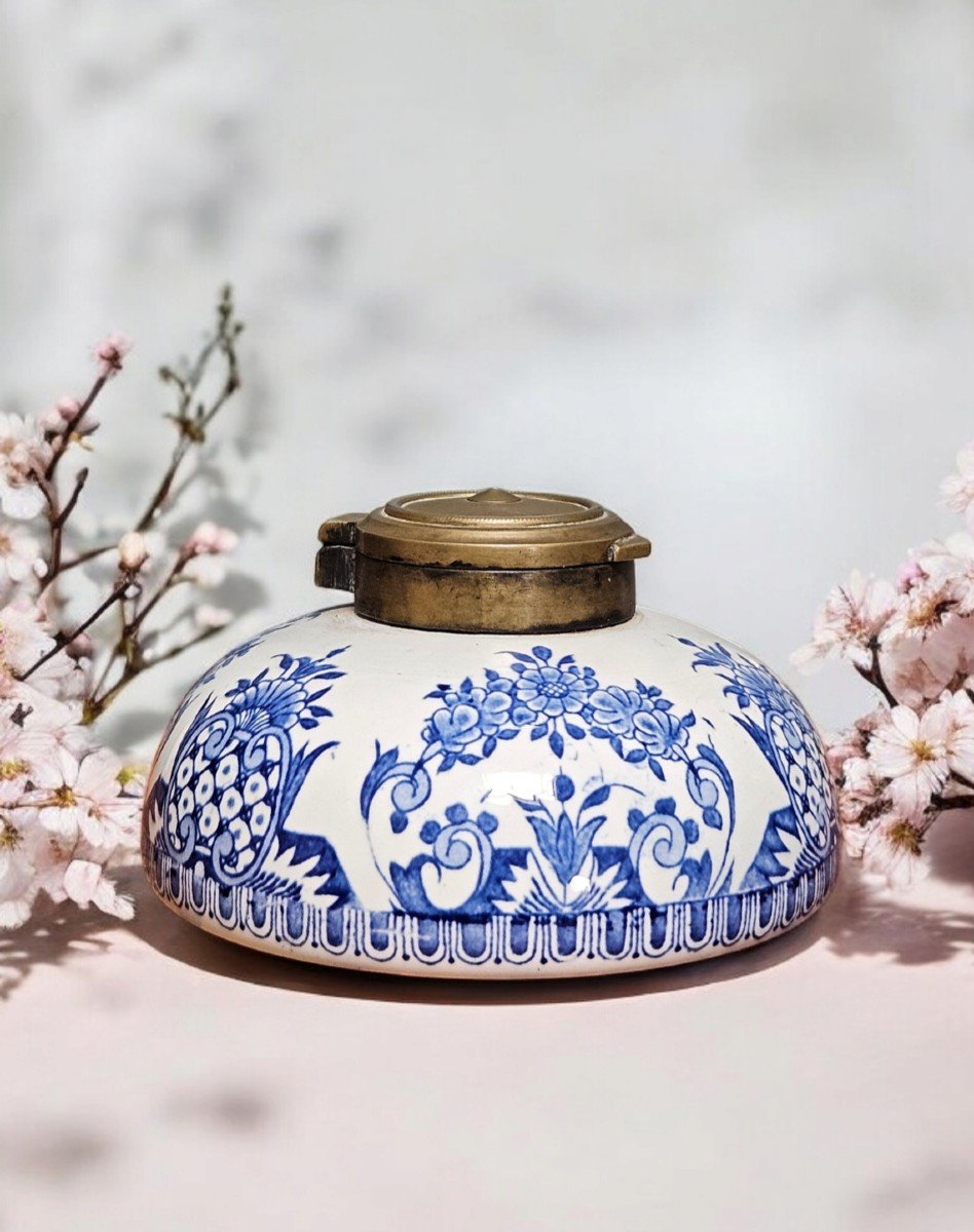 Inkwell In Earthenware With Blue And White Floral Decoration, Brass Frame, Late 19th Century-photo-4